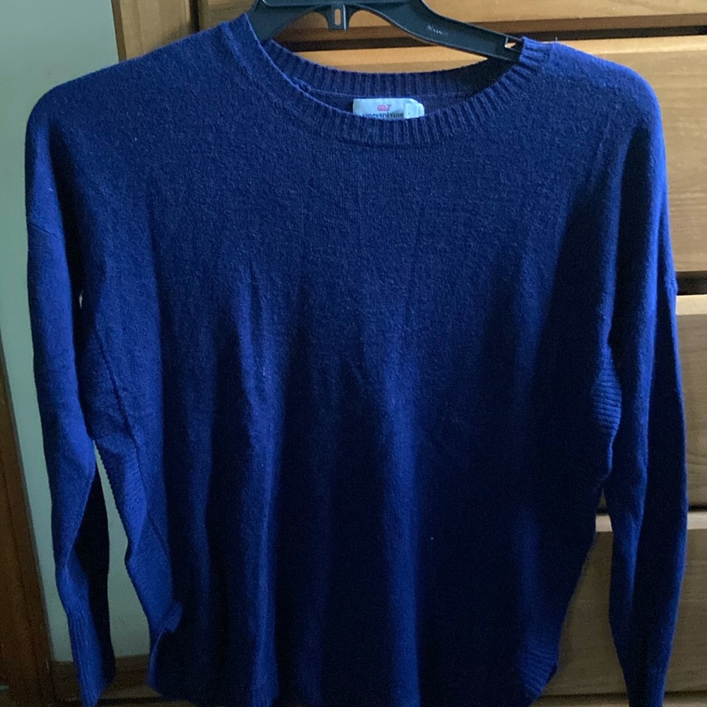 Vineyard vines navy blue ribbed on side with scoop bottom